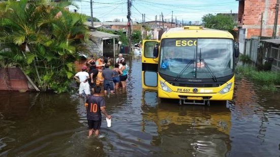 Moradores enfrentam rua alagada em Mongaguá após as fortes chuvas que atingiram o município - Imagem: Gabriel Freitas/Prefeitura de Mongaguá