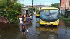 Moradores enfrentam rua alagada em Mongaguá após as fortes chuvas que atingiram o município - Imagem: Gabriel Freitas/Prefeitura de Mongaguá