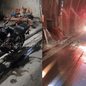 Acidente ocorreu quando o motociclista tentou desviar de um veículo, resultando em ferimentos graves e congestionamento na rodovia - Imagem: Reprodução/ Artesp