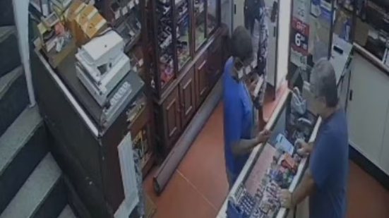 Câmeras de segurança registraram motorista de aplicativo usando cartão de crédito esquecido por passageiro durante corrida em Santos - Imagem: Divulgação/Polícia Civil