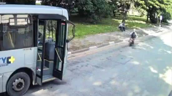 O assalto ocorreu enquanto o motorista descansava e foi capturado por câmeras de segurança na Praça Lions Clube, no Guarujá - Imagem: Reprodução
