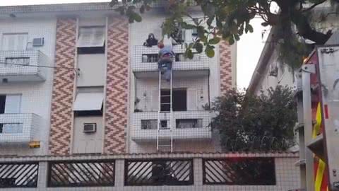 Bombeiros conseguem retirar a mulher do apartamento em chamas - Imagem: reprodução redes sociais