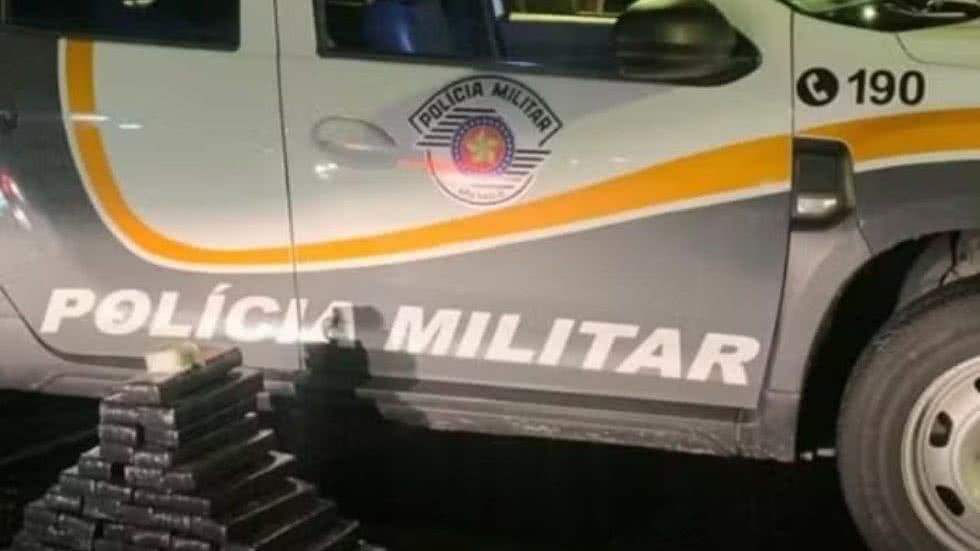 Mulher foge com filha e deixa quase 70 quilos de drogas dentro de carro - Imagem: Divulgação/ Polícia Militar