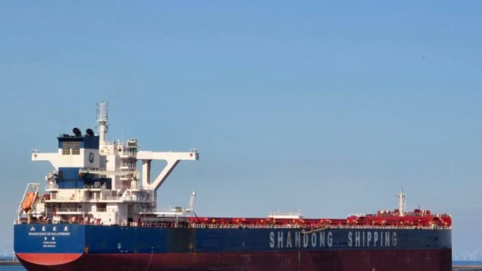 Um navio cargueiro de bandeira chinesa ficou à deriva em Santos, mas a Autoridade Portuária garante que o tráfego não foi afetado - Foto: Reprodução