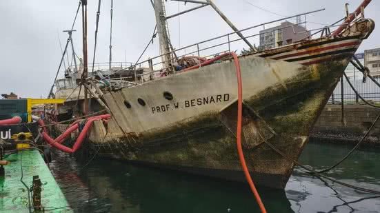 O navio Professor W. Besnard foi reflutuado em junho, mas segue no cais do Valongo aguardando autorização para ser rebocado. - Imagem: Diego Bertozzi / TV Tribuna