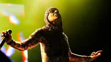 Figurinos usados por Ney Matogrosso ao longo da carreira poderão ser vistos de perto no Senac Santos até 31 de março. - Imagem: Laécio Lacerda