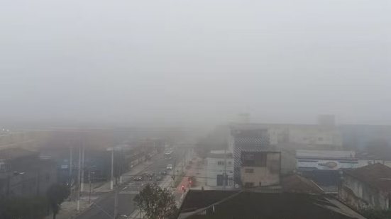 O nevoeiro que atingiu a Baixada Santista na madrugada deste sábado (26) provocou a suspensão da navegação no Porto de Santos por mais de seis horas - Imagem: Daniel Góis