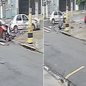 Colisão entre dois automóveis no cruzamento das ruas Antônio Bento e Joaquim Távora, na Vila Mathias, em Santos, terminou com um veículo atingindo a fachada de uma loja na manhã de domingo (18) - Imagem: Reprodução