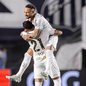 Jogadores do Santos Futebol Clube comemoram vitória por 2 a 0 na Vila Belmiro pelo Campeonato Brasileiro - Imagem: Raul Baretta/Santos FC
