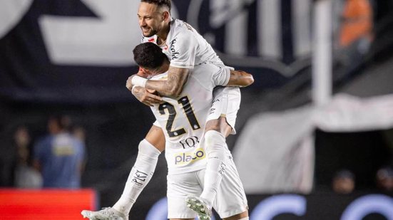 Jogadores do Santos Futebol Clube comemoram vitória por 2 a 0 na Vila Belmiro pelo Campeonato Brasileiro - Imagem: Raul Baretta/Santos FC