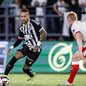 O Santos enfrentou o RB Leipzig e saiu derrotado por 3 a 1 em amistoso, com destaque para Xavi Simons, que marcou dois gols - Imagem: Instagram/ @SantosFc/ Raul Baretta