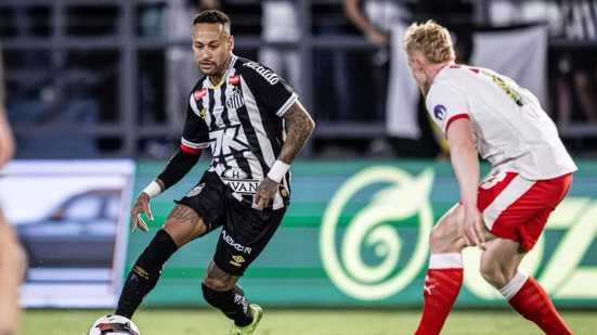 O Santos enfrentou o RB Leipzig e saiu derrotado por 3 a 1 em amistoso, com destaque para Xavi Simons, que marcou dois gols - Imagem: Instagram/ @SantosFc/ Raul Baretta