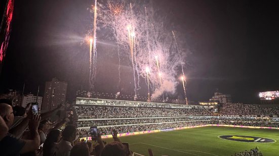 Com a vitória, o Santos respira aliviado. O time sobe duas posições na tabela e agora ocupa o 15º lugar com 41 pontos - Imagem: Gabriella Souza