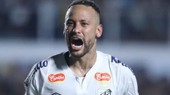 O gramado sintético da Arena MRV é um desafio para Neymar, que já criticou o campo, mas é a esperança do Santos em um momento delicado - Foto: Reinaldo Campos/ AGIF