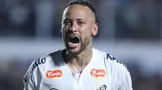 O gramado sintético da Arena MRV é um desafio para Neymar, que já criticou o campo, mas é a esperança do Santos em um momento delicado - Foto: Reinaldo Campos/ AGIF