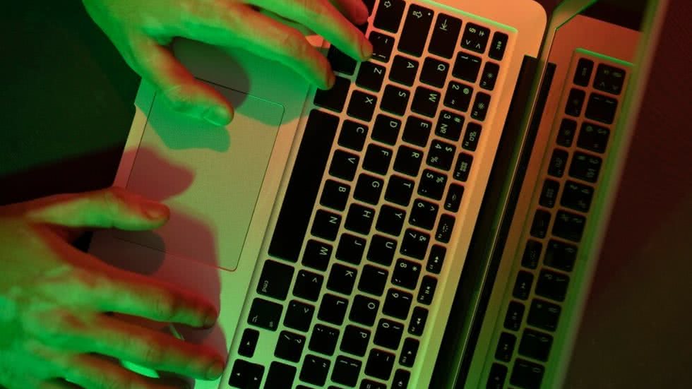 E-mail fraudulento utiliza um logotipo não correspondente ao da prefeitura - Imagem: Freepik