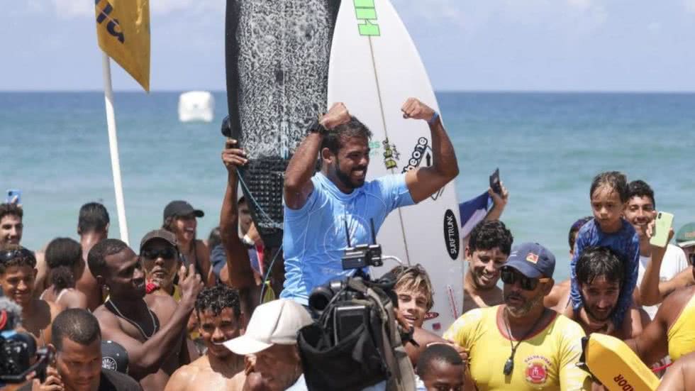 Novo Quebra-Mar de Santos sedia 6ª edição do projeto campeão na escola com atletas de surfe - Imagem: Divulgação/ Prefeitura de Santos