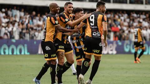 Jogadores do Novorizontino comemoram um dos dois gols marcados na vitória diante do Santos, pelo Paulistão - Imagem: Twitter/ @novorizontino