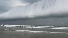 Formação de nuvem do tipo “rolo” chama atenção de banhistas na Riviera de São Lourenço, em Bertioga, durante mudança nas condições do tempo - Imagem: Reprodução/Redes Sociais