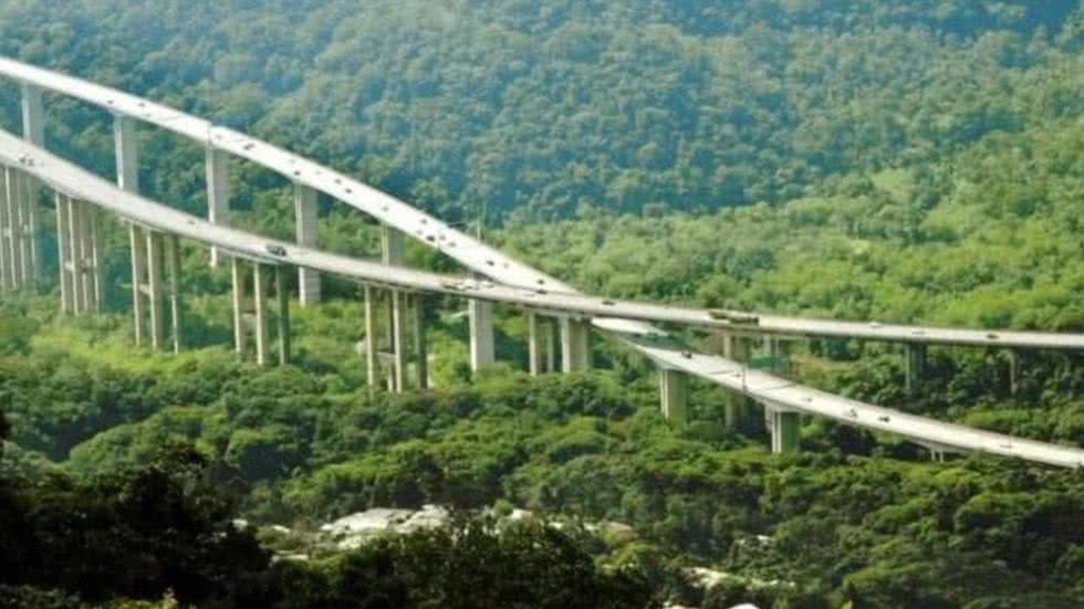 Motoristas devem reduzir a velocidade e consultar informações atualizadas sobre o tráfego antes de viajar - Imagem: Reprodução/ Ecovias