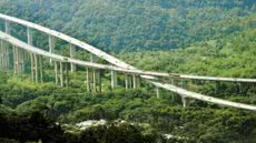 Motoristas devem reduzir a velocidade e consultar informações atualizadas sobre o tráfego antes de viajar - Imagem: Reprodução/ Ecovias