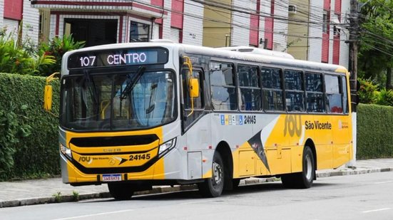 Idosos de 60 a 64 anos e pessoas com deficiência passam a ter direito a viagens ilimitadas no transporte público de São Vicente. - Imagem: Reprodução