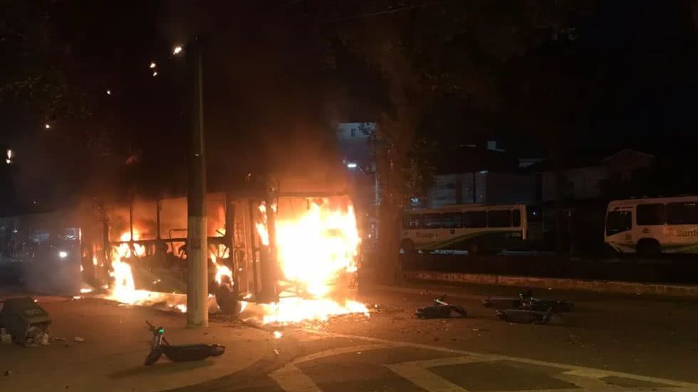Ônibus foi incendiado após rebaixamento do Santos - Imagem: Reprodução / Silvio Luiz/g1 Santos