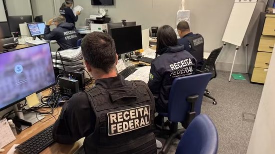 Operação Fluxo Oculto cumpriu mandados em cinco estados e investiga esquema bilionário de lavagem de dinheiro ligado ao PCC por meio de fintechs, combustíveis e fundos de investimento - Imagem: Divulgação/Receita Federal