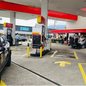 Posto de combustíveis no bairro Vila Caiçara, em Praia Grande, foi alvo da Operação Bomba Lacrada nesta quinta-feira (17). A fiscalização alcançou 20 estabelecimentos na Baixada Santista e 135 em todo o estado - Imagem: Leandro Guedes