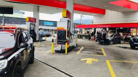 Posto de combustíveis no bairro Vila Caiçara, em Praia Grande, foi alvo da Operação Bomba Lacrada nesta quinta-feira (17). A fiscalização alcançou 20 estabelecimentos na Baixada Santista e 135 em todo o estado - Imagem: Leandro Guedes