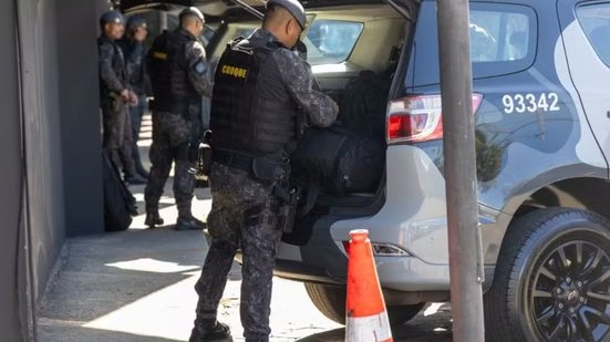Dois procurados pela Justiça foram presos durante operação do Comando de Policiamento de Choque da Polícia Militar em cidades da Baixada Santista - Imagem: Divulgação/Polícia Militar