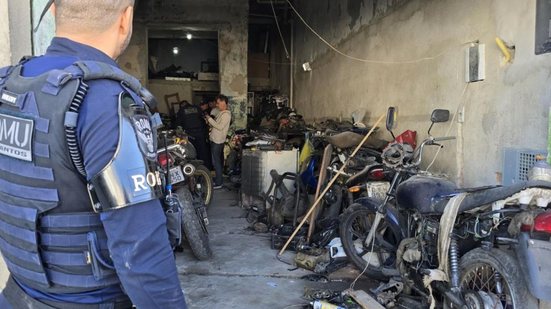 Ação policial em Santos revela desmanche clandestino de motos - Foto: Divulgação/ Prefeitura de Santos