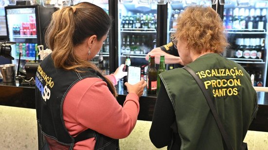 Operação “De Olho no Copo” reforça fiscalização em Santos contra bebidas adulteradas com metanol neste fim de semana