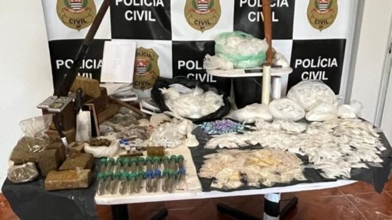 O esquema de transporte de drogas incluía fundos falsos em veículos, revelando a complexidade da operação criminosa - Foto: Divulgação/ Polícia Civil