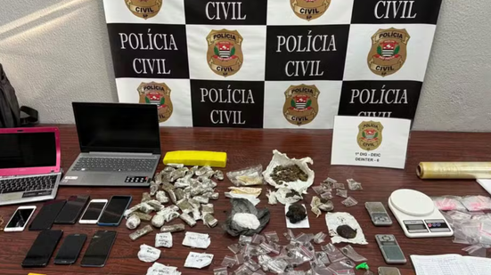 Drogas e materiais apreendidos na operação contra o tráfico em Santos - Imagem: Divulgação | Polícia Civil