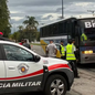 Ônibus e vans de turismo estão proibidos de entrar em Guarujá durante o Réveillon para evitar sobrecarga na cidade. - Imagem: Prefeitura de Guarujá