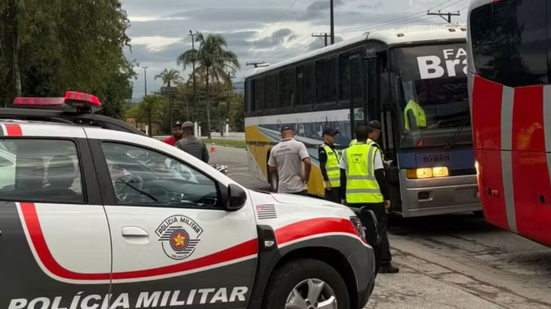 Ônibus e vans de turismo estão proibidos de entrar em Guarujá durante o Réveillon para evitar sobrecarga na cidade. - Imagem: Prefeitura de Guarujá