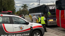 Ônibus e vans de turismo estão proibidos de entrar em Guarujá durante o Réveillon para evitar sobrecarga na cidade. - Imagem: Prefeitura de Guarujá