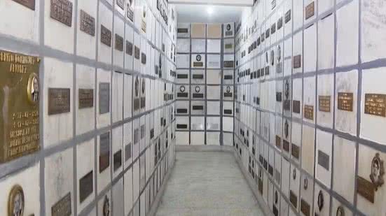 Localizada no subsolo da Catedral de Santos, a Capela das Almas reúne mais de 1,5 mil restos mortais, além de túmulos de bispos e sacerdotes ligados à história da Igreja Católica na região - Imagem: Reprodução/TV Tribuna