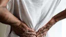 Uma em cada três mulheres com mais de 50 anos sofrerá fratura por osteoporose - Imagem: Magnific