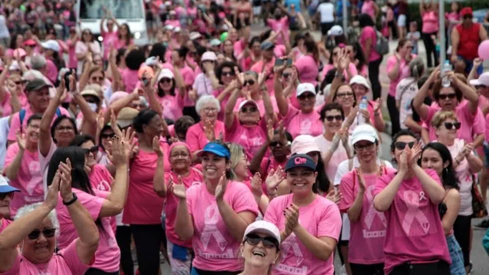 A corrida anual visa a conscientização e a solidariedade na luta contra o câncer de mama - Imagem: Divulgação/ Isabela Carrari/ Prefeitura de Santos