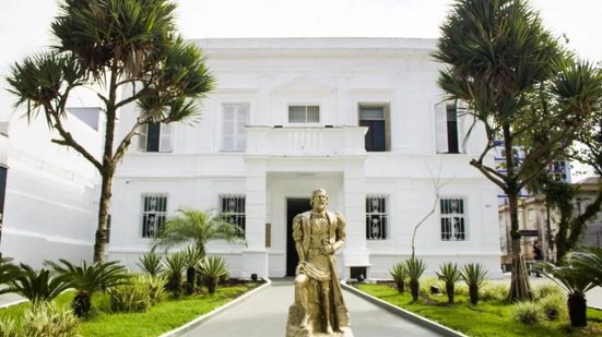 Pacote aprovado em São Vicente cria vale-refeição e prevê reajuste salarial para servidores municipais - Imagem: Divulgação