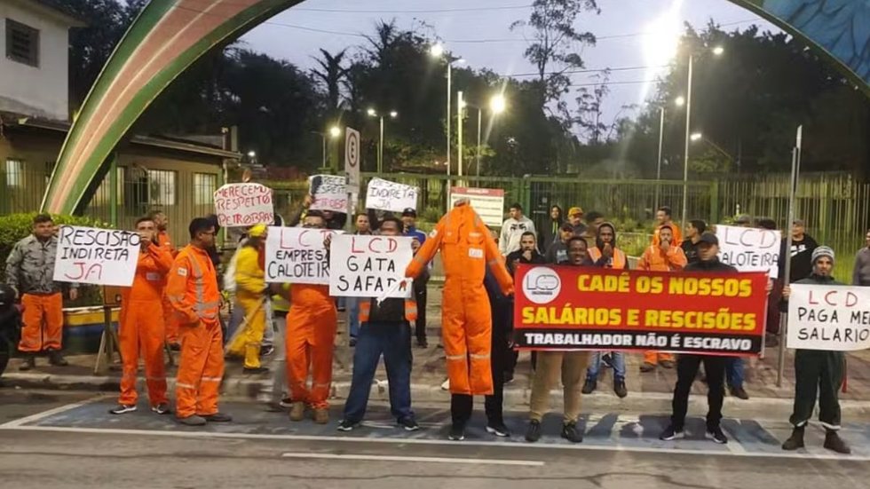 Greve já dura meses e trabalhadores relatam atrasos frequentes nos pagamentos e FGTS suspenso desde maio - Foto: Reprodução/  g1 Santos