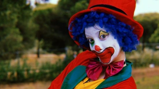 Explore a figura do bobo da corte e seu papel como porta-voz da verdade e do humor - Imagem: Reprodução