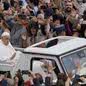 Cerca de 35 mil fiéis estiveram presentes na Praça de São Pedro para se despedir do Papa Francisco durante seu último passeio público - Imagem: AP/Gregorio Borgia