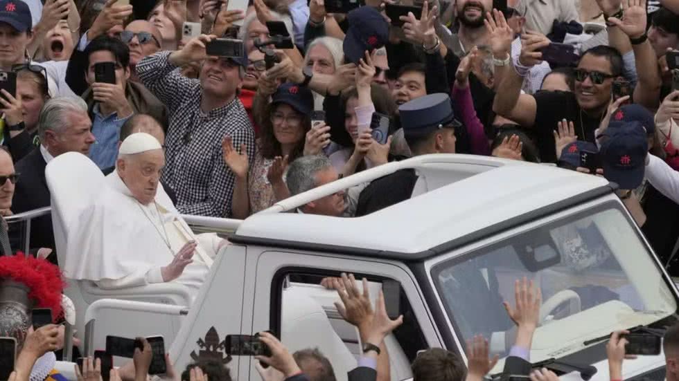 Cerca de 35 mil fiéis estiveram presentes na Praça de São Pedro para se despedir do Papa Francisco durante seu último passeio público - Imagem: AP/Gregorio Borgia