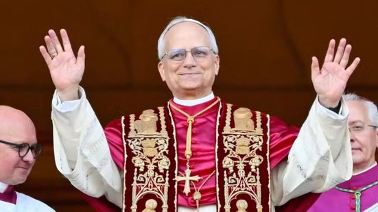 Com a frase tradicional 'Habemus Papam', o novo pontífice se apresenta à multidão na Basílica de São Pedro, iniciando seu papado - Foto: Alberto PIZZOLI / AFP