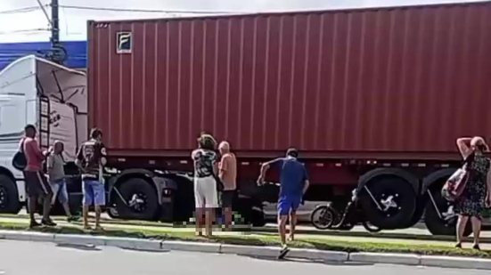 Acidente ocorreu quando a vítima caiu na via, levando a uma interdição da faixa esquerda e lentidão no trânsito da região - Imagem: Divulgação