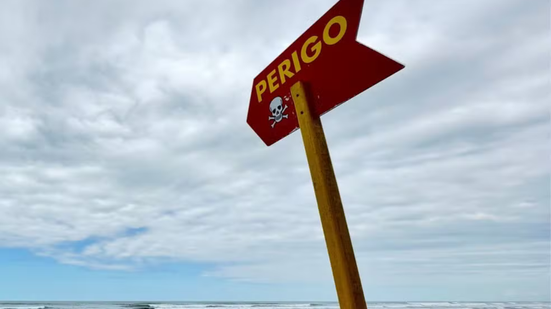 A vítima ignorou o trecho sinalizado com placa de perigo. - Imagem: Reprodução