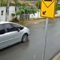 Imagem de câmera de monitoramento mostra o veículo suspeito passando pela rua no bairro Jardim Xangrilá, em Registro; caso é investigado como importunação sexual - Imagem: Arquivo Pessoal
